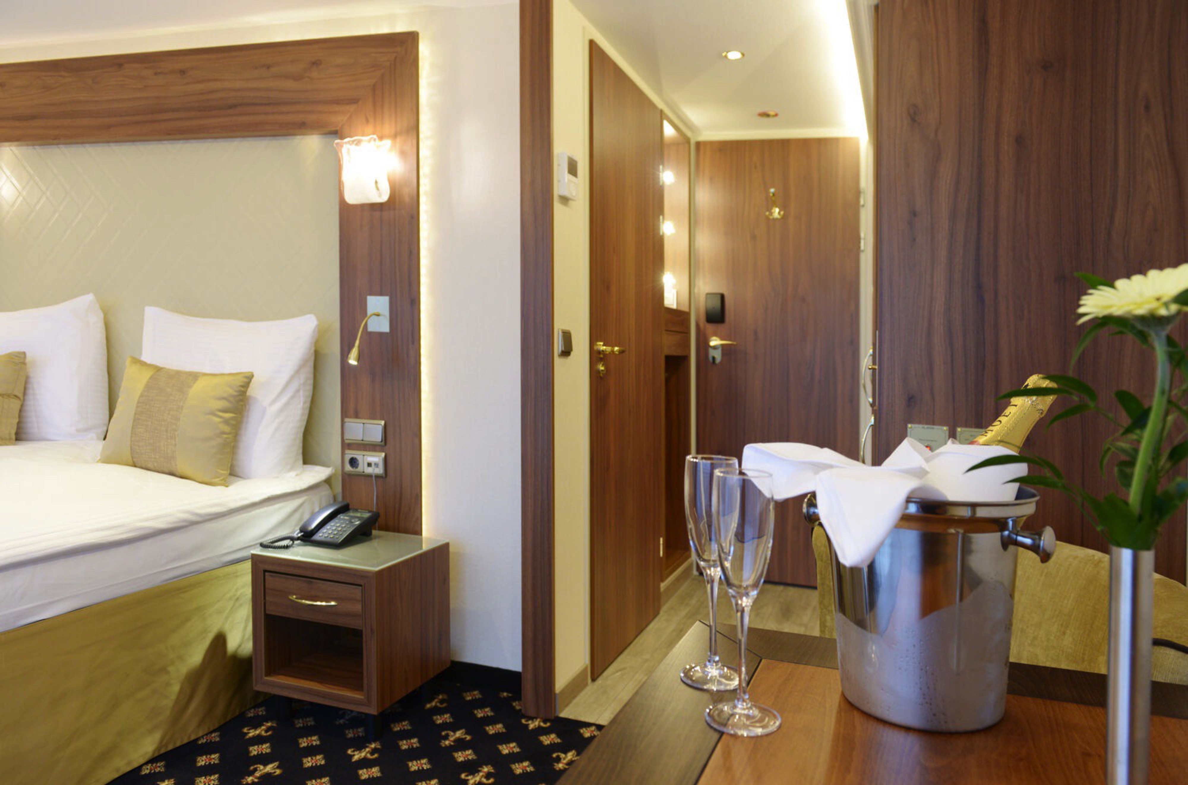 Deluxe Suite (Diamond Deck)
